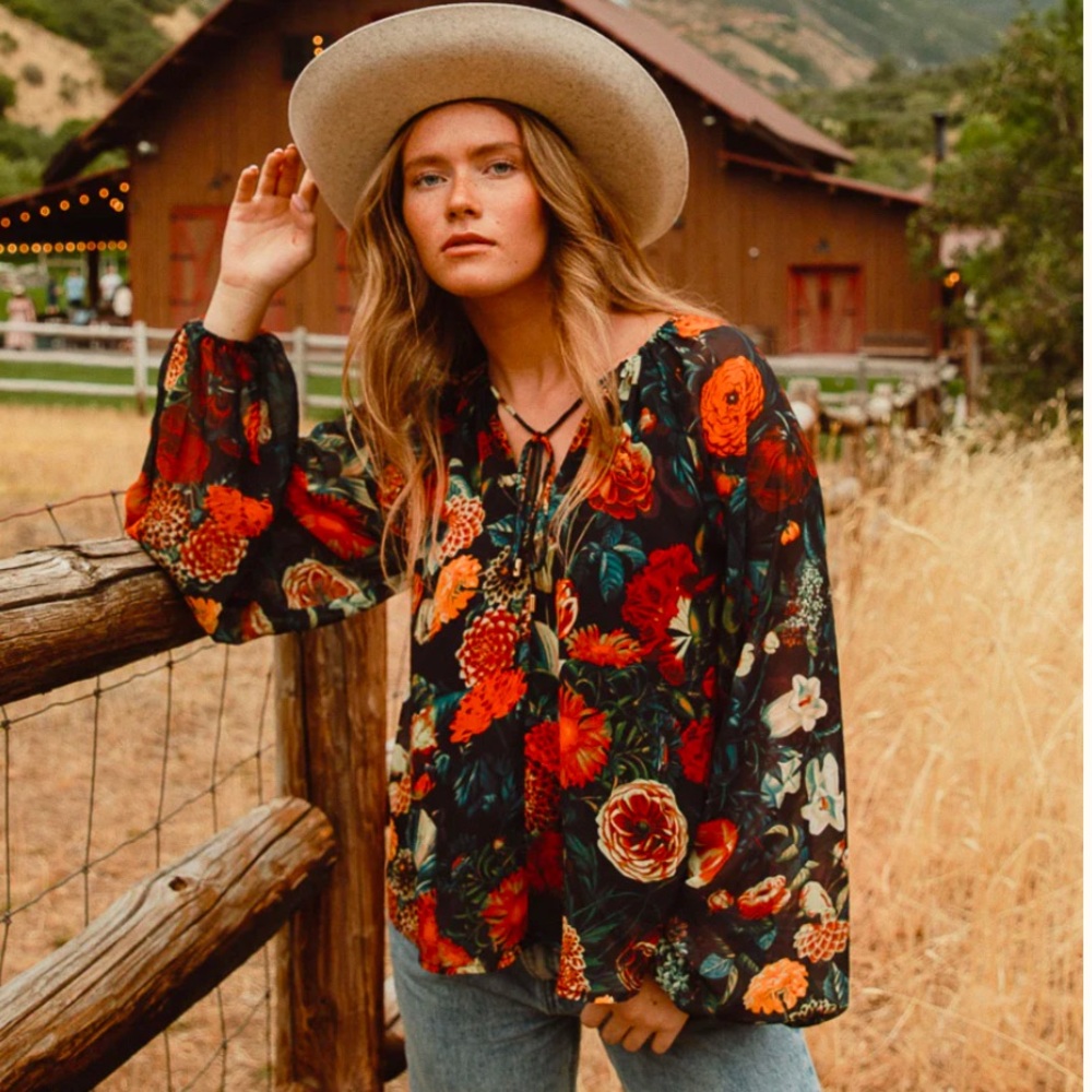 Ivy City Imogen Top in Moody Floral - Medium